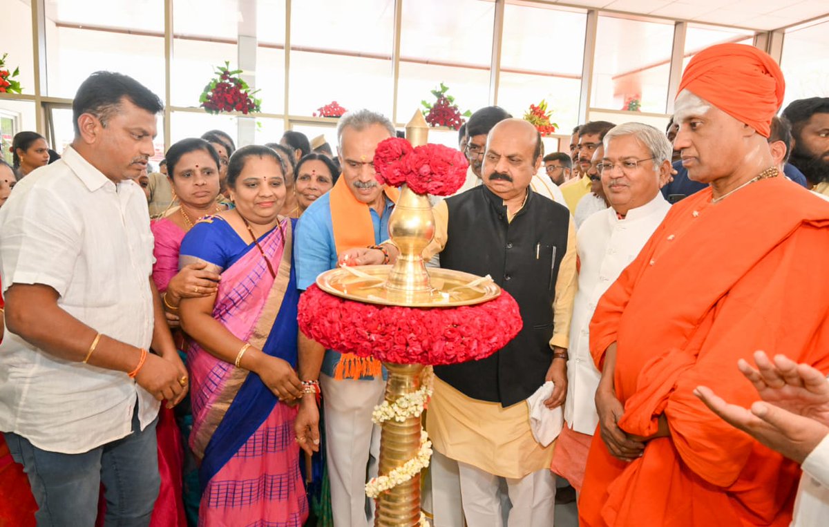 Janaparadwani's tweet photo. ಮುಖ್ಯಮಂತ್ರಿ ಬಸವರಾಜ ಬೊಮ್ಮಾಯಿ ಅವರು ತುಮಕೂರಿನ ಗೂಳೂರಿನಲ್ಲಿ ಇರುವ ಭಾರತೀಯ ಜನತಾ ಪಾರ್ಟಿಯ ನೂತನ ಕಛೇರಿ ಶಕ್ತಿಸೌಧ ಉದ್ಘಾಟನಾ ಸಮಾರಂಭದಲ್ಲಿ ಪಾಲ್ಗೊಂಡಿದ್ದರು

@BSBommai @BJP4Karnataka https://t.co/L3yBYPKcmh