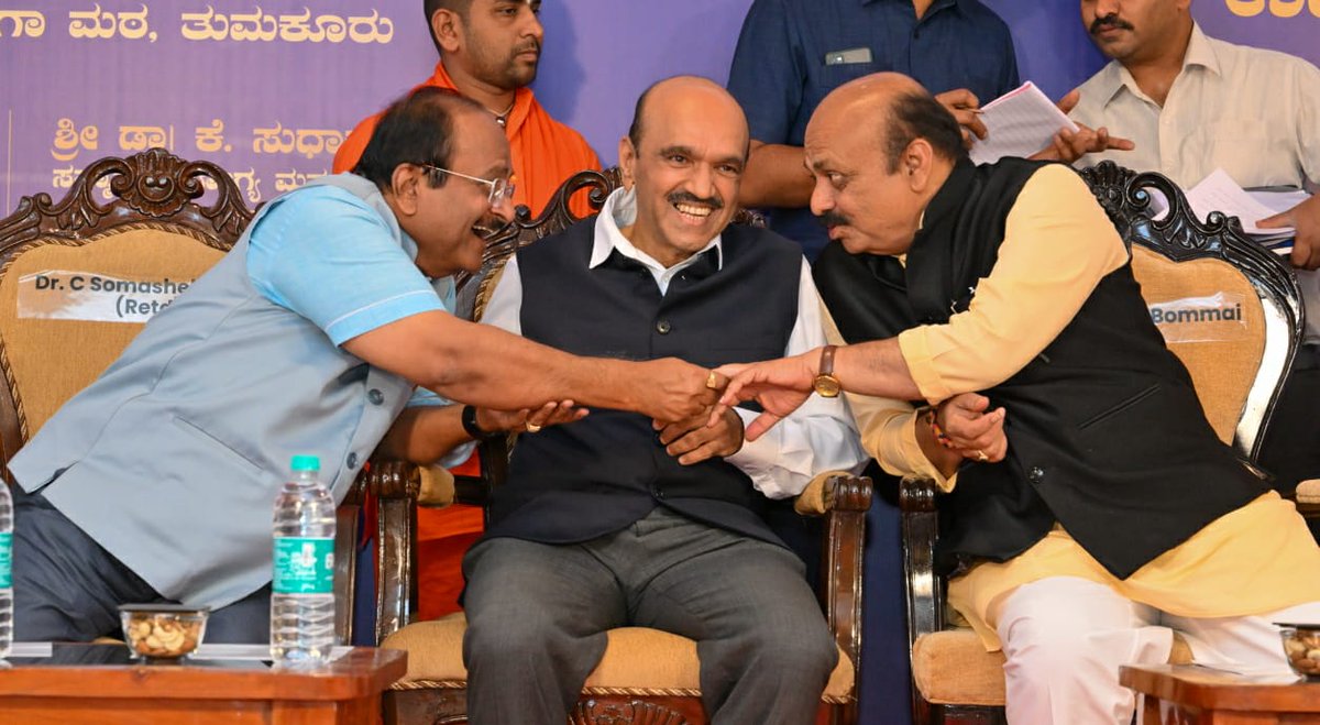 Janaparadwani's tweet photo. ಮುಖ್ಯಮಂತ್ರಿ ಬಸವರಾಜ ಬೊಮ್ಮಾಯಿಯವರು ಇಂದು ತುಮಕೂರಿನಲ್ಲಿ ನಾರಾಯಣ ದೇವಾಲಯ ಉಚಿತ ನೇತ್ರ ಚಿಕಿತ್ಸಾ ಕೇಂದ್ರವನ್ನು ಉದ್ಘಾಟಿಸಿದರು.
ಈ ಸಂದರ್ಭದಲ್ಲಿ ನಾರಾಯಣ ನೇತ್ರಾಲಯದ ಮುಖ್ಯಸ್ಥರಾದ ಡಾ‌. ಭುಜಂಗ ಶೆಟ್ಟಿ ಹಾಜರಿದ್ದರು. @BSBommai @BJP4Karnataka https://t.co/QZUoebDXEd