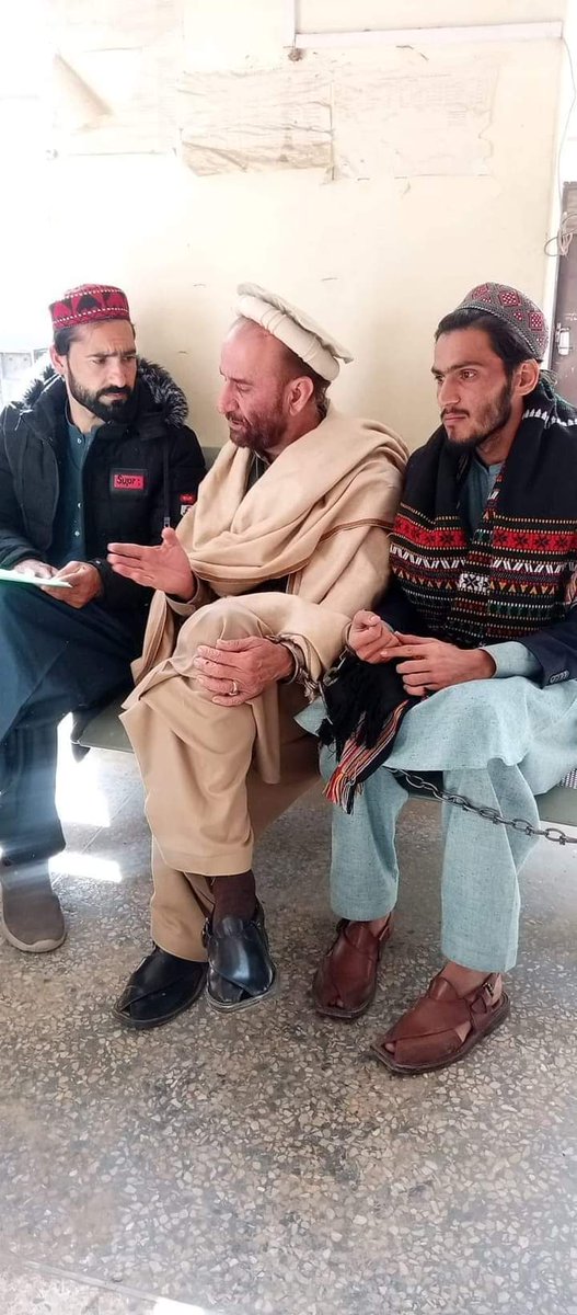 latifwaxirii's tweet photo. حاجي عبدالصمد اور گرون وزیر کو تین دن حبس بجا میں رکھنے کے بعد عدالت میں پیش کئے۔ ATC نے ایک دن اور مجسٹریٹ نے دو دن پولیس کو حوالے کئے۔ پرسوں عدالت میں دوبارہ پیش کرینگے۔ ظلم اور جبر کی داستان جاری ہے۔
#ReleasePTMActivists https://t.co/EfsNs7GFmB