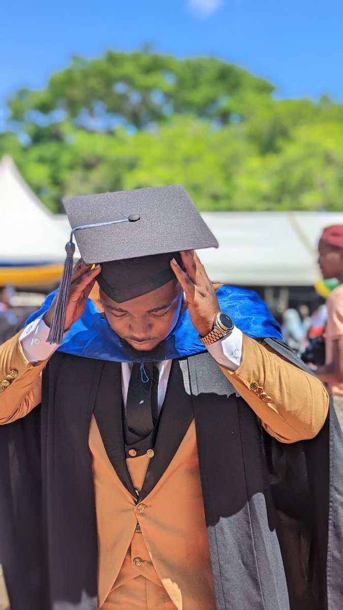 JoeMchome's tweet image. Educated Artist!
📚 Bachelors of Science in Land Management and Valuation! 👨‍🎓 
Naskia kitaa kigumu ila... nipeni madili😂👊🏾