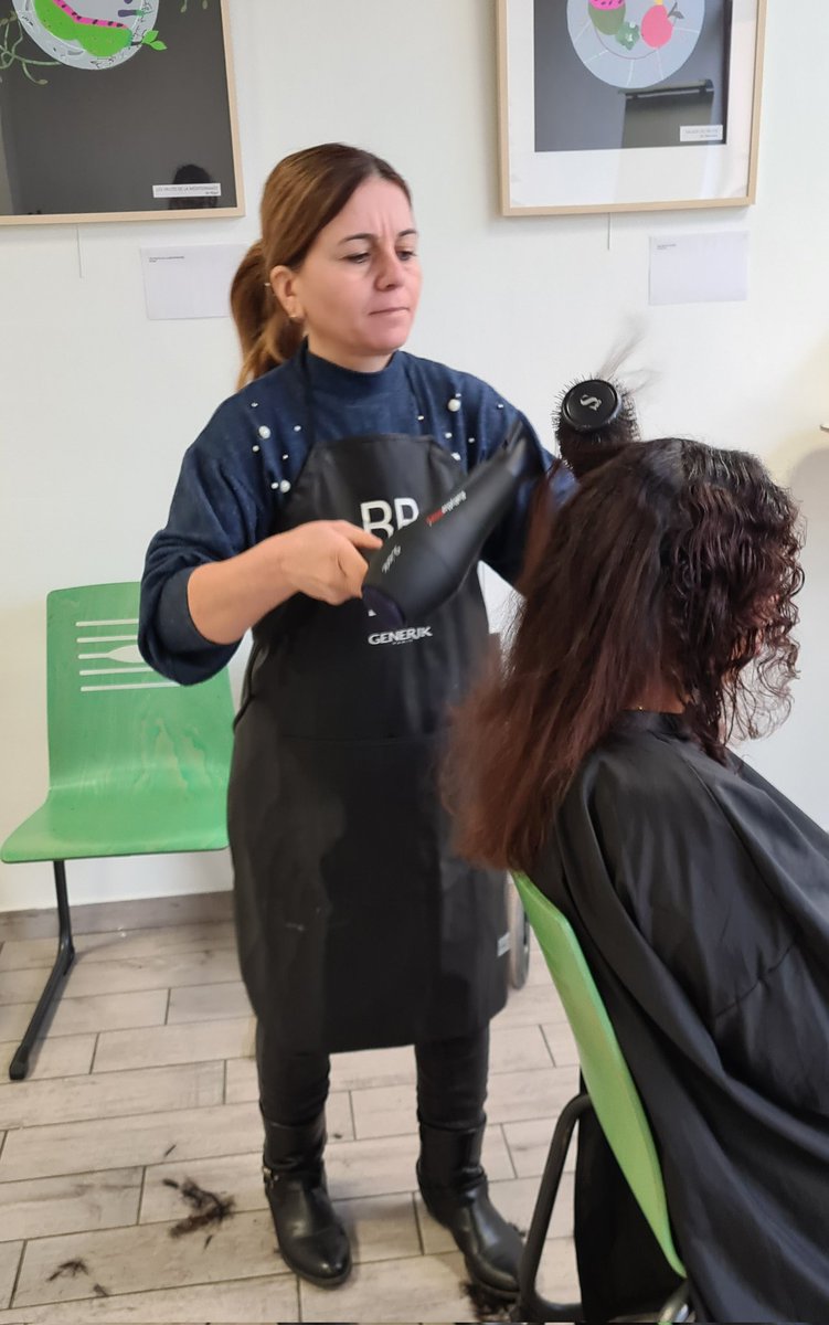 episourire's tweet photo. Tous les mardis matins, sur rendez-vous,
dans le tiers-lieu d'EpiSourire ça décoiffe Enfin, ça coiffe, surtout !
🎁 Sati, cliente de l'épicerie, débarque avec sa générosité et sa trousse de coiffure pour offrir à d'autres usagers de l'épicerie une coupe,un brushing....Merci https://t.co/5kaKOkwYOF