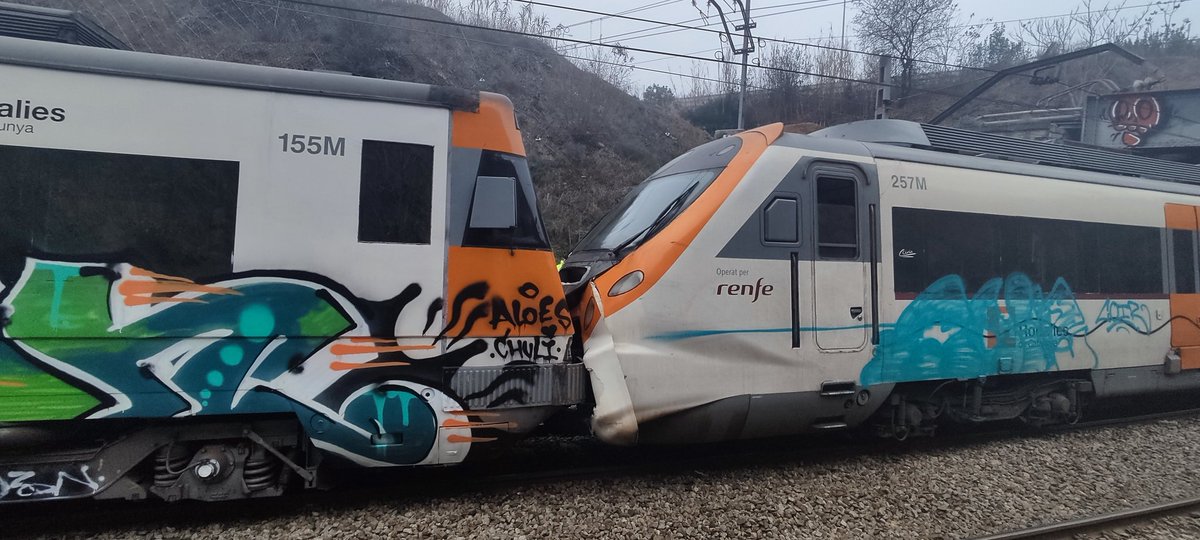 Yassamel1's tweet photo. Choque de trenes en montcada i reixac. Hay heridos y se ha cortado la circulacion en ambos sentidos. Se han habilitado autobuses lanzadera a barcelona. @rodalies #renfe #montcada #rodaliesr4 https://t.co/1gyE2tieN7