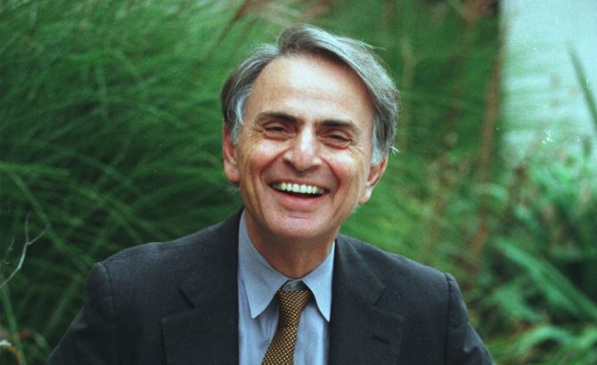 “La ciencia no es perfecta, con frecuencia se utiliza mal, no es más que una herramienta, pero es la mejor herramienta que tenemos: se corrige a sí misma, está siempre evolucionando y se puede aplicar a todo. Con esta herramienta conquistamos lo imposible”.
Carl Sagan
#Fuedicho