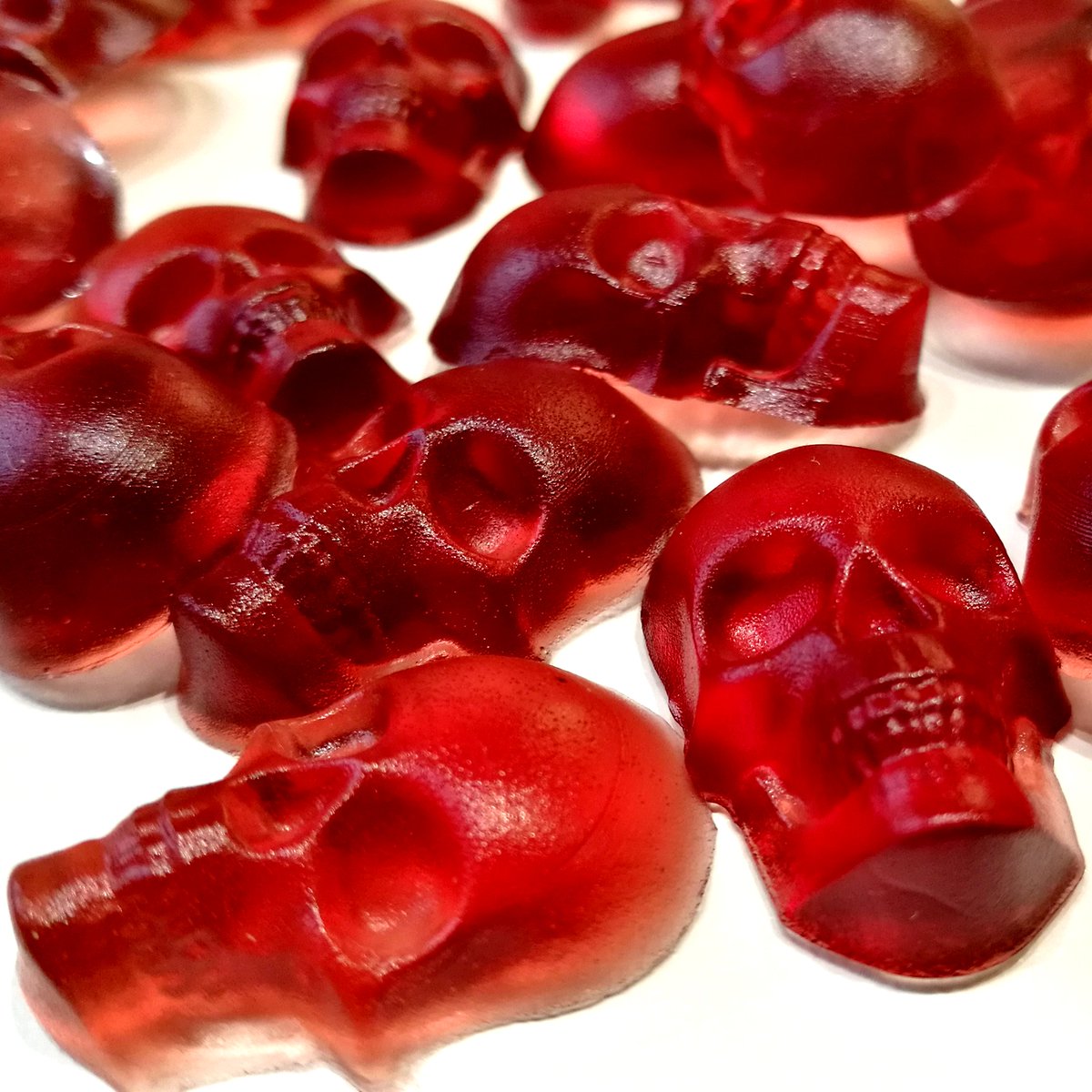 In der Facebook Gruppe "Der ultimative Horror- &amp; Thriller Adventskalender" wird heute mein Roman "Nekrolog – Chronik des Grauens" verlost. Die selbst gemachten Gummischädel gibt's dazu.  Viel Glück!
facebook.com/groups/8347883…
#Adventskalender #Gewinnspiel