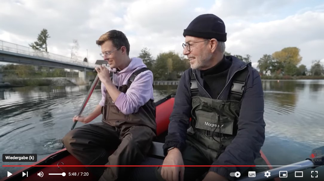 SPRIND's tweet photo. Science-Youtuber @jacobbeautemps von #BreakingLab und Erfinder Roland Damann testen den Prototypen "Duck 1" zur Entfernung  von #Mikroplastik aus offenen Gewässern, entwickelt und gebaut  von der @SPRIND-Tochter Microbubbles GmbH.
https://t.co/aoBiZ0wLrN https://t.co/KtvFut7fFp