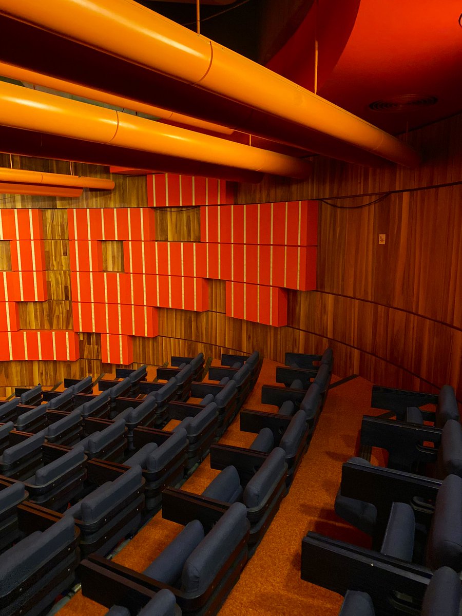 Weihnachtsstimmung in der Tschechischen Botschaft in #Berlin 🎄<a href="/CzechCentreBER/">Tschechisches Zentrum Berlin</a> 
"Raumschiff Enterprise"-futuristische brutalistische Architektur, die an eine Raumfähre erinnert (1972-1978, Architekten:Věra und Vladimír Machonin)
#sosbrutalismus 
<a href="/TspFoto/">Tagesspiegel Foto</a> <a href="/I_love_Berlin/">I ♥ Berlin</a>