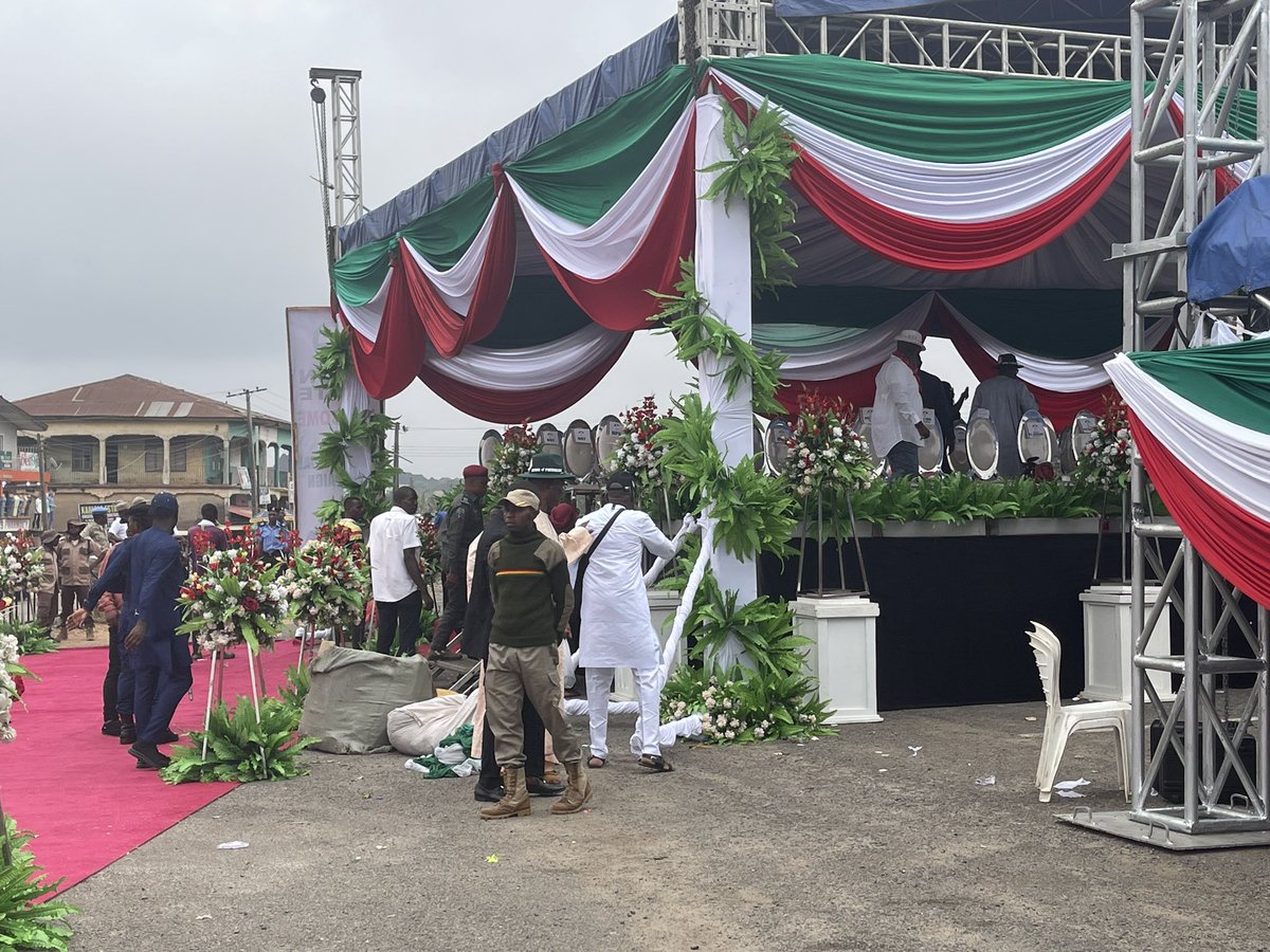 OfficialPDPNig's tweet photo. #AtikuOkowa2023:
Osun State, Ẹ káàrọ̀ o, Atiku Ati Okowa Ti De. Good morning Osun State, @Atiku /@IAOkowa are here for the @OfficialPDPNig Presidential Campaign Rally, Live at the Nelson Mandela Freedom Park, Osogbo, Join us.
As One, We Can Get It Done! #RescueNigeria https://t.co/pCjgo9hrka