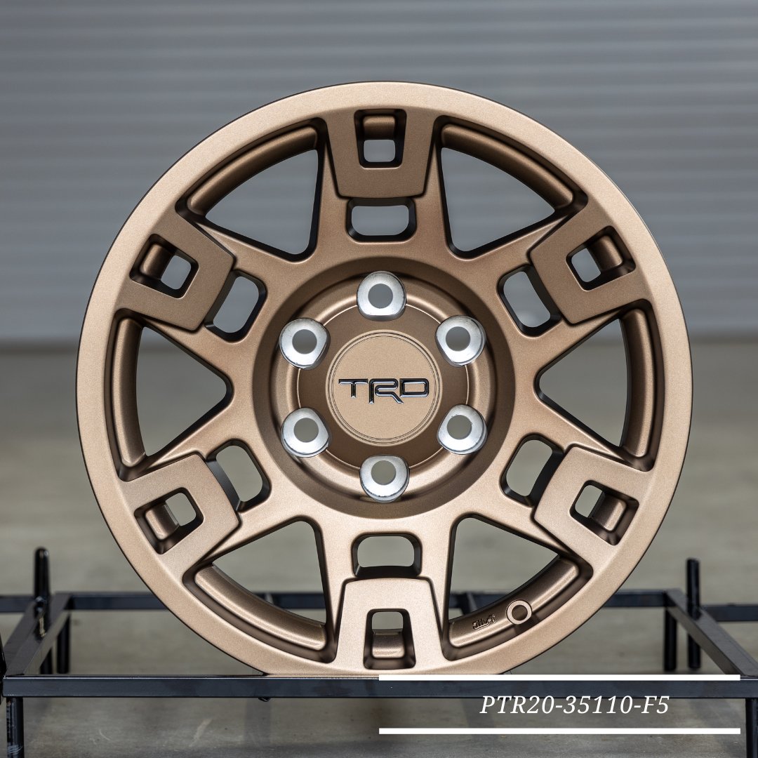 AUTOPROZ_USA's tweet photo. TRDグレード 17インチホイール
ホイールサイズ:17x7J
PCD:139.7 (6穴)
オフセット:+4
純正ナット流用可能
#オートプロズ #autoproz
#trd #trdoffroad #toyotatrd #trdホイール
#ハイラックスgun125 #ハイラックス女子 #ハイラックス男子
#プラド #プラド女子 #プラド男子
https://t.co/xc39FiGzqR https://t.co/fakxFNNgcA