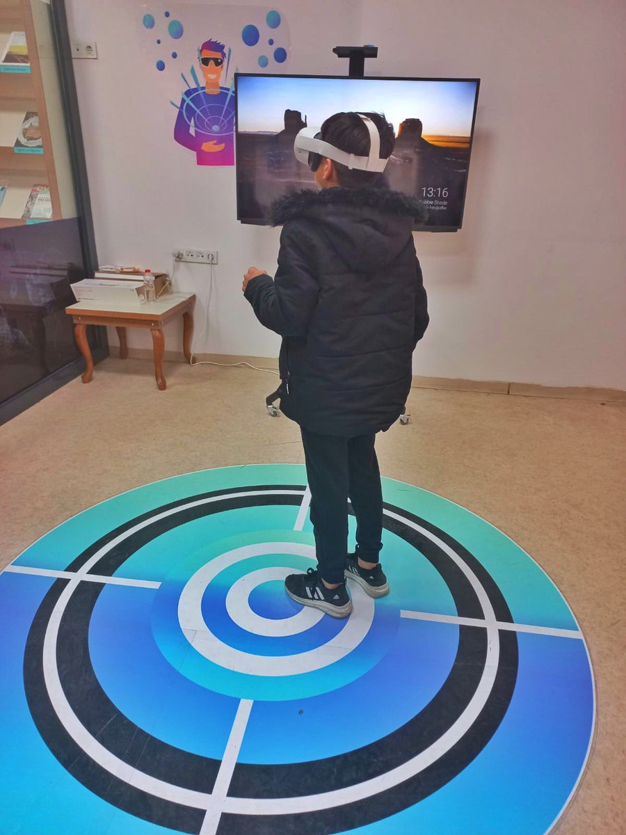 azikliioo's tweet photo. Siz hala Muş İl Halk Kütüphanesi’ne gitmediniz mi? Biz gittik 😊 Kütüphane gezisi, Maker ve Metaverse atölyelerindeki etkinliklerle öğrencilerimizin bilim dolu bir gün geçirmesini sağlayan @halk_mus çalışanlarına teşekkür ederiz. 

@HaskoyMem @bozyel_necdet https://t.co/Lkptf7YDE7
