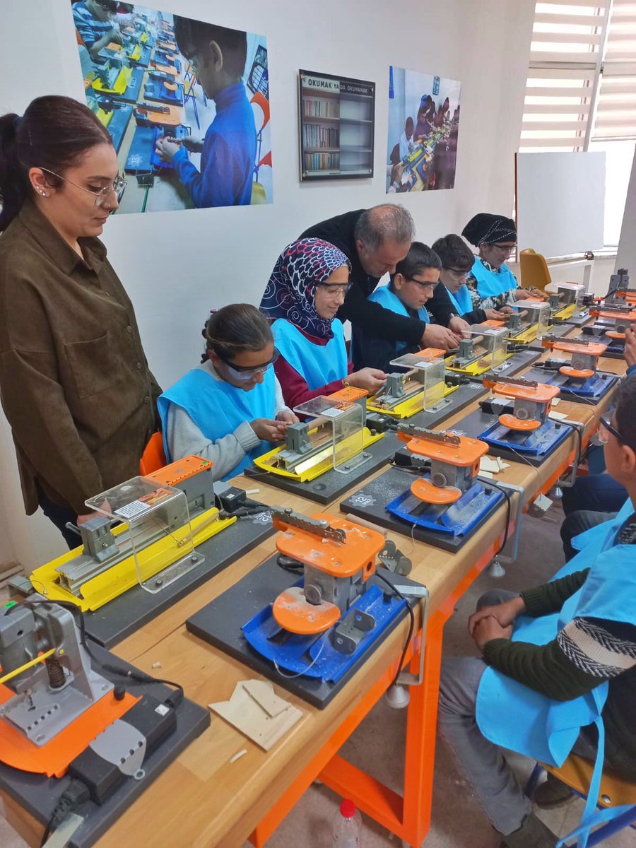 azikliioo's tweet photo. Siz hala Muş İl Halk Kütüphanesi’ne gitmediniz mi? Biz gittik 😊 Kütüphane gezisi, Maker ve Metaverse atölyelerindeki etkinliklerle öğrencilerimizin bilim dolu bir gün geçirmesini sağlayan @halk_mus çalışanlarına teşekkür ederiz. 

@HaskoyMem @bozyel_necdet https://t.co/Lkptf7YDE7