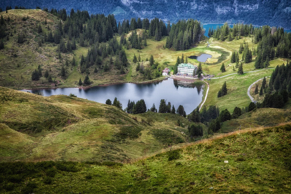 heiseFoto's tweet photo. Der Blick auf das einsame Hotel am Seebensee erinnert an die Ästhetik eines Kinofilms.
Foto: Riontra https://t.co/hndvPIIgWs
#bilddestages #seebensee #landschaftsfotografie #berglandschaft #canon https://t.co/CxwDWXX8HY