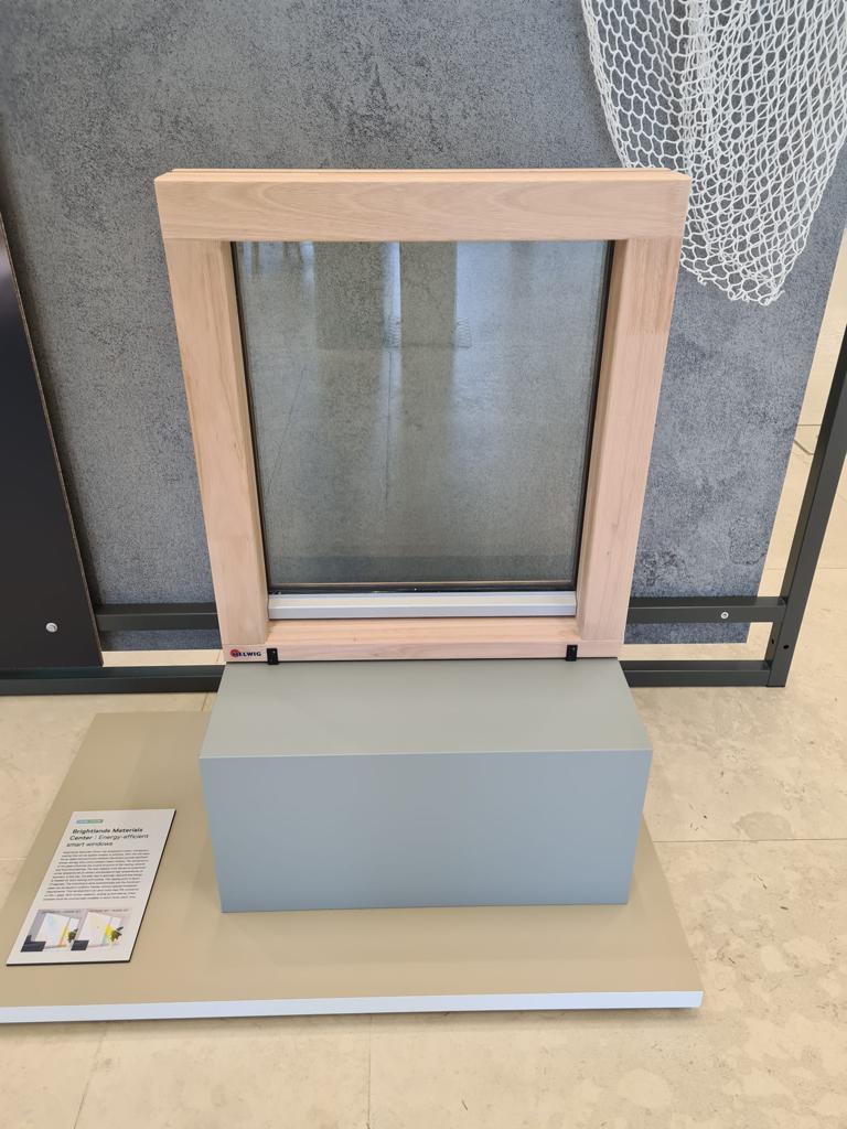 𝗛𝗘𝗟𝗪𝗜𝗚 𝗞𝗢𝗭𝗜𝗝𝗡 𝗕𝗜𝗝 𝗕𝗥𝗜𝗚𝗛𝗧𝗟𝗔𝗡𝗗𝗦 𝗠𝗔𝗧𝗘𝗥𝗜𝗔𝗟 𝗖𝗘𝗡𝗧𝗘𝗥
We hebben een Demo-Kozijn gemaakt van Red Grandis plantagehout met HR++ glas inclusief speciale coating die mede kan zorgen voor een Warmte-blokkade.
<a href="/BL_Chemelot/">Brightlands Chemelot Campus</a> <a href="/Brightlandsnl/">Brightlands</a>