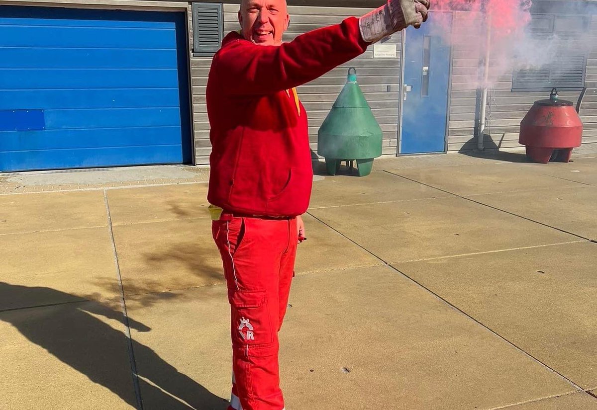 Vrijwilligers....helemaal goud!

Op vrijwilligersdag willen wij al onze vrijwilligers extra in het zonnetje zetten! Zonder jullie is er geen 's-Gravenzandse Vrijwillige Reddingsbrigade zijn. Dank je wel! 

#samensterkinreddingswerk #dagvandevrijwilliger #lifeguards