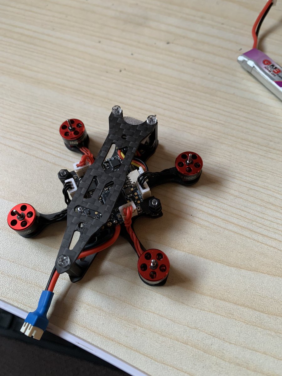 今日のんちらさんのYouTube見てセッティングベータフライトでして、メイデンのつもりが、、、😓
モーターが1個回らん😭
付け替える時に線切ったかなぁ😓
今後の為に、予備として1セット買うか😅
お預け残念😱
