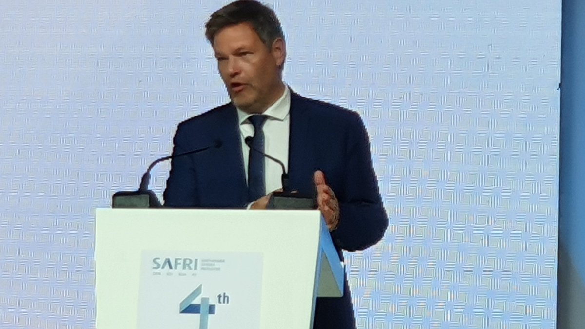 Great opener by Minister #Habeck at 4th 🇩🇪- #Africa #gabs2022. Main points: we share geopolitical/economic interests in multipolar world; big potential to deepen economic ties/ expand trade; need to tackle #ClimateCrisis together; tech/ innovation coop now 2way street. 💪💪🏽@BMWK