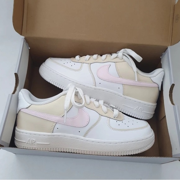 VickiRRaymond2's tweet photo. So good I had to share! Check out all the items I'm loving on @Poshmarkapp from @MaryZeros #poshmark #fashion #style #shopmycloset #nike: https://t.co/pMuS6DqSMo https://t.co/YFvL2BoplX