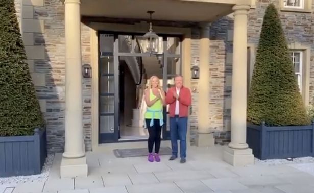 JustinBaileyart's tweet photo. @JohnnyForeign12 Michelle Mone and her husband clapping for #NHS workers.

#r4today @bbcr4today @lbc #monegate #bbcbreakfast #hypocrisy

https://t.co/ntIrHoutUQ https://t.co/g6HD3RdCyF