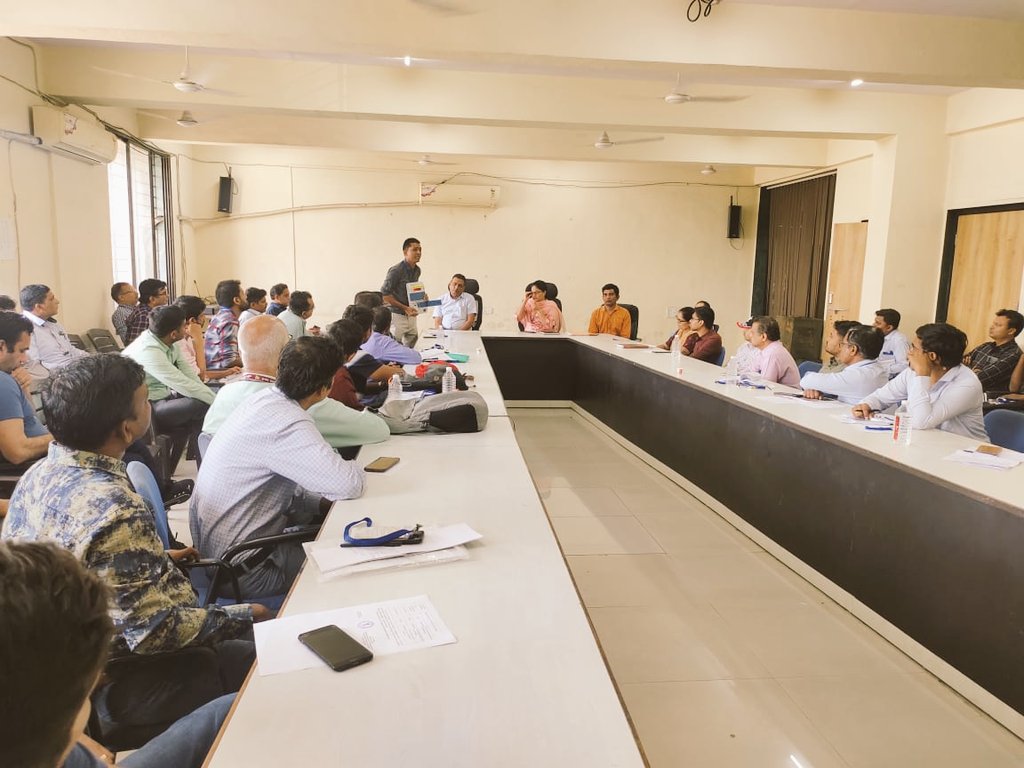 ERO_158's tweet photo. માન. ઓબઝર્વર સાહેબ ની ઉપસ્થિતિ મા કાઉંટિંગ સ્ટાફ ને તાલીમ આપવામાં આવી.@collectorsurat #Avasar #Election2022 #158kamrej https://t.co/HlxuE1TXYD