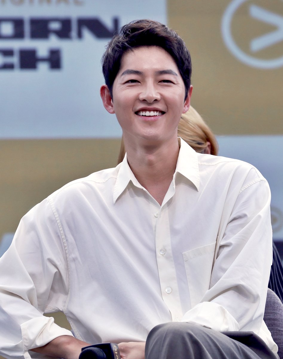 MothershipSG's tweet photo. Song Joong Ki spoke entirely in English during S'pore press conference https://t.co/KBtBEfiip0