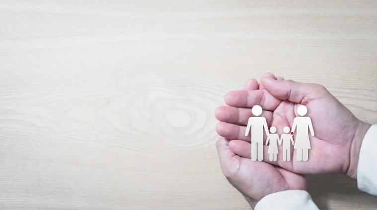 Het kind in zijn of haar context plaatsen. Dat is wat systeemtherapie doet. Systeemtherapie kijkt niet alleen naar het kind, maar ook naar het gezin. Corine Clavero, systeemtherapeut bij ROOZ, vertelt hier meer over: bit.ly/3h9wsBJ