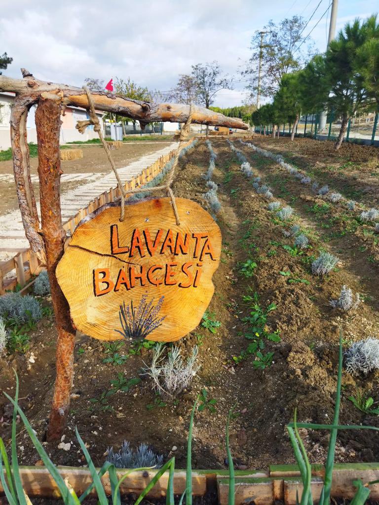 memleventyazici's tweet photo. Doğal ve beşeri mirası, nesilden nesile aktarmak gayesiyle Bakanlığımızca  başlatılan Köy Yaşam Merkezleri projesiyle, yediden yetmiş yediye herkese eğitim imkanı sunuluyor. https://t.co/00SFlclM27