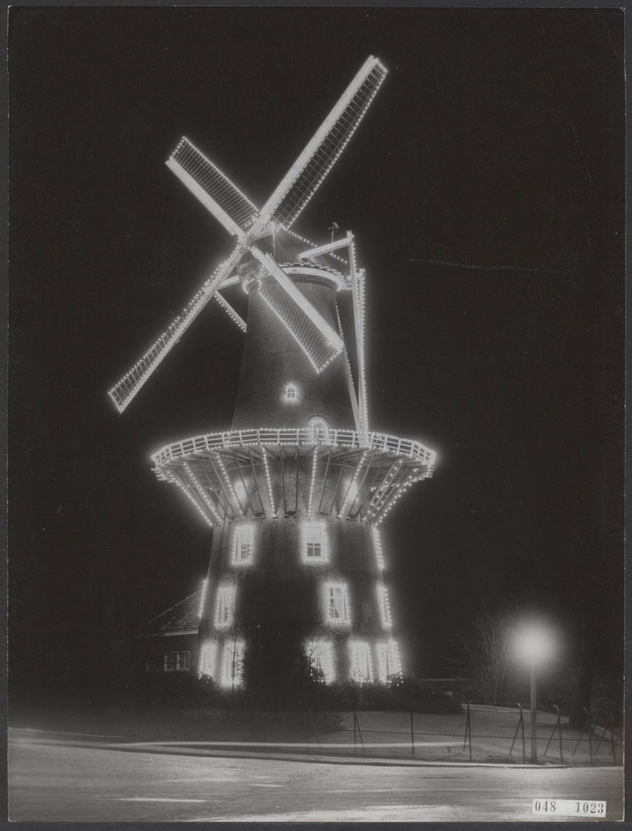 erfgoedhuiszh's tweet photo. Namens iedereen van Erfgoedhuis Zuid-Holland wensen we je fijne kerstdagen!
Op de foto staat een in kerstverlichting versierde molen De Valk in Leiden. De foto is in 1955 gemaakt.
Foto: Nationaal Archief / Anefo (fotograaf onbekend).
#devalk #leiden #kerst #kerstmis #molen https://t.co/Mmu818pmFT