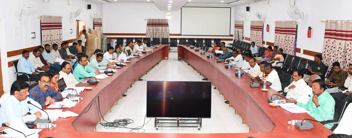 Collector_ADB's tweet photo. అర్హులైన ప్రతి ఒక్కరి పేరు ఓటరు జాబితాలో నమోదు చేయాలని,పార్టీల ప్రతినిధులు సహకరించాలని ఎలక్టోరల్ పరిశీలకులు ఈ.శ్రీధర్ అన్నారు.రాజకీయ పార్టీల ప్రతినిధులు,అధికారులతో సమావేశం నిర్వహించారు.జిల్లా కలెక్టర్ సిక్తా పట్నాయక్(1/2)
#IRegister #EveryVoteCounts 
#cometogther
@SpokespersonECI https://t.co/CpYCa4PTzF