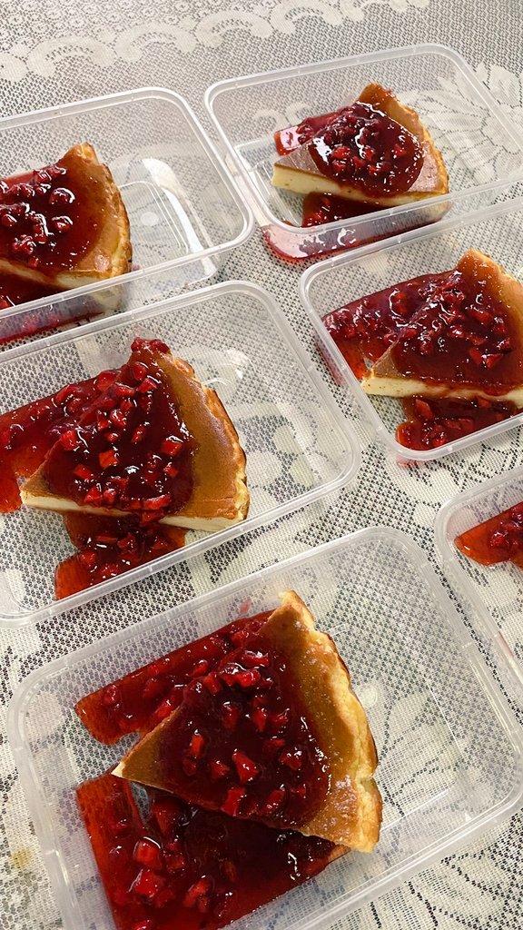 HellowKikie's tweet photo. Basque cheesecake 🍓 https://t.co/zEWGhsB3bZ