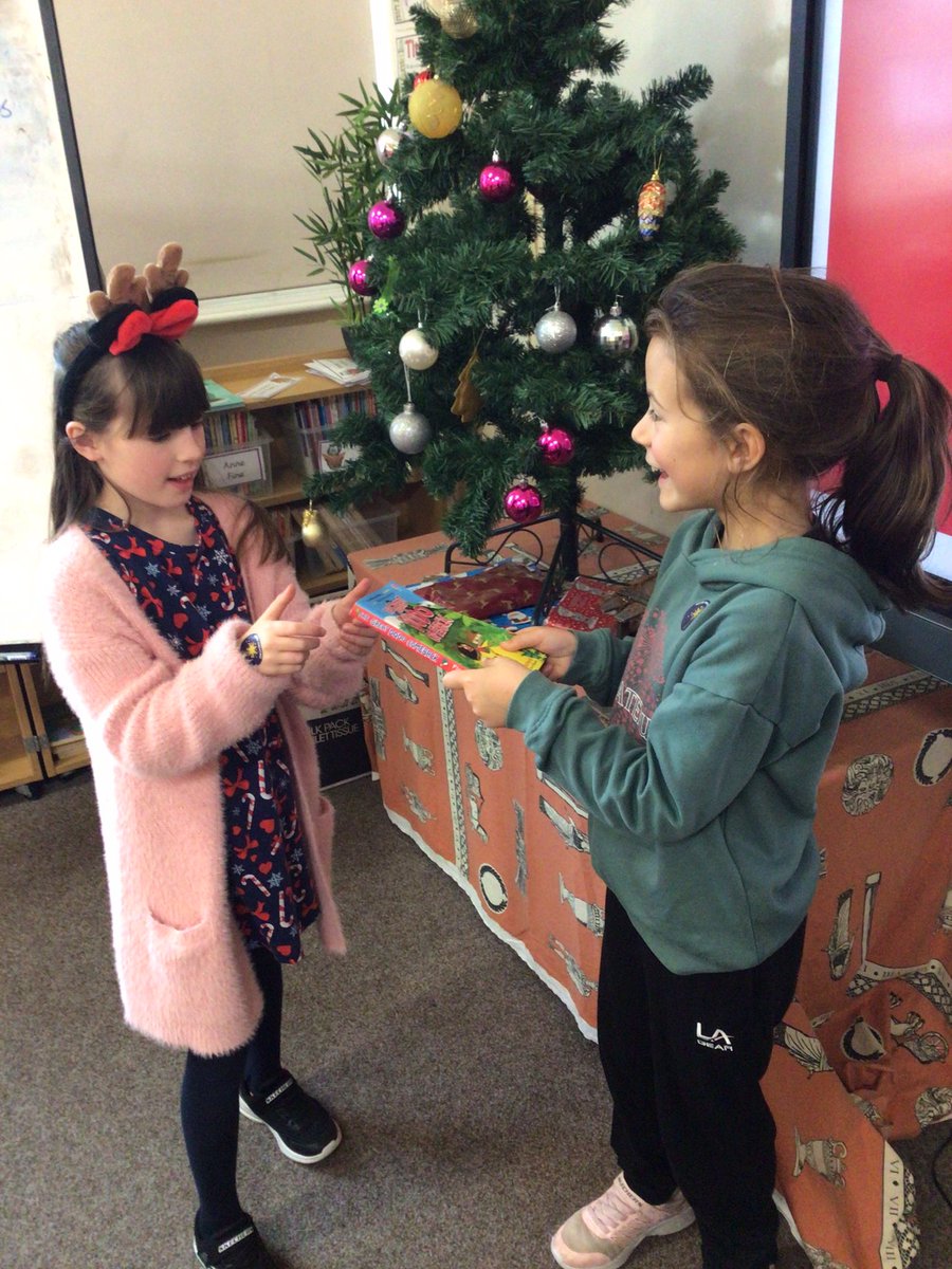 3B_MrBall's tweet photo. Our first Book-vent presents have been unwrapped! Thank you to these children for sharing their favourite books. #makeadifferrence @ololprimary_HT https://t.co/HPTTSSZMAL