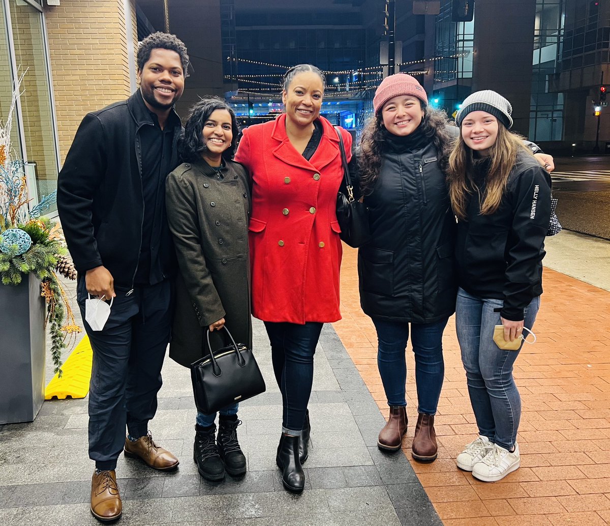 RogersLabUCD's tweet photo. So grateful to catch up with my students @NikolasMW and @SugumarMalavika from @csunorthridge and @Tess_Leathers and @heddy_menendez from @ucdavis after the great #CellBio2022 meeting today! Reunion and meetup! These relationships are what it’s all about. And science of course! ❤️ https://t.co/xEEma2eBni