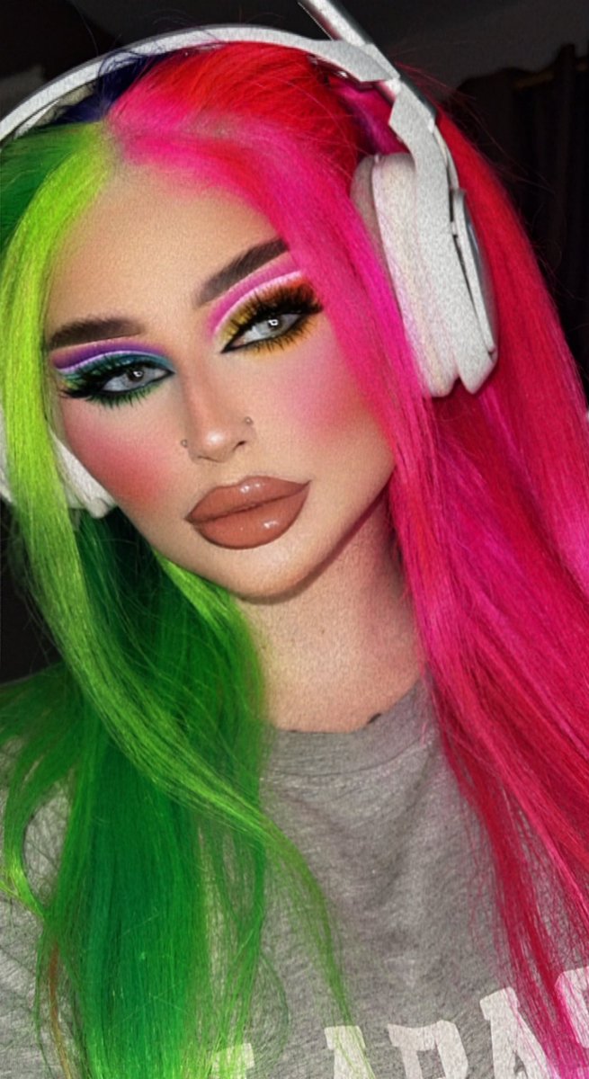 dd0llfxcee's tweet image. Haven’t been here in a while.
Hi💚💗