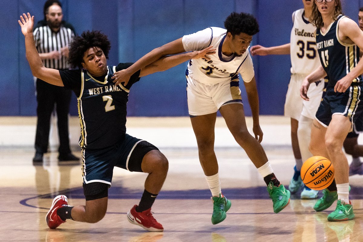 chris_t_torres's tweet photo. FINAL: West Ranch (@The_RanchHoops) defeats Valencia 72-64 in a #Foothill League match up on Tuesday, Dec. 6, 2022. (Chris Torres/@SCVSignal) 

#SCV #Signal #WestRanch #Valencia #photojournalism #CIF @SignalSports https://t.co/Rf2jWAxNey