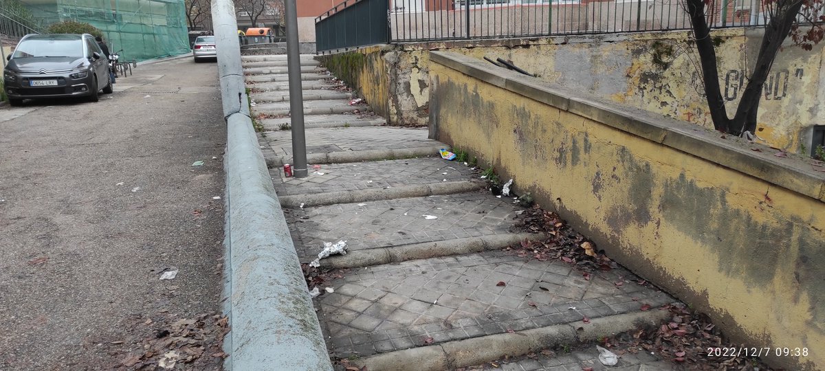 GregorLM's tweet photo. @Lineamadrid @jmdvicalvaro Seguimos sin que nadie limpie los alrededores públicos de Villajimena 85 y 87, patios de acceso y escaleras, sigue creciendo la basura. He visto el mapa de actuación de un limpiador y dice que no lo hace porque no sale en el mapa es un espacio en blanco, Solucionenlo ya. https://t.co/B5WZGwWFaB