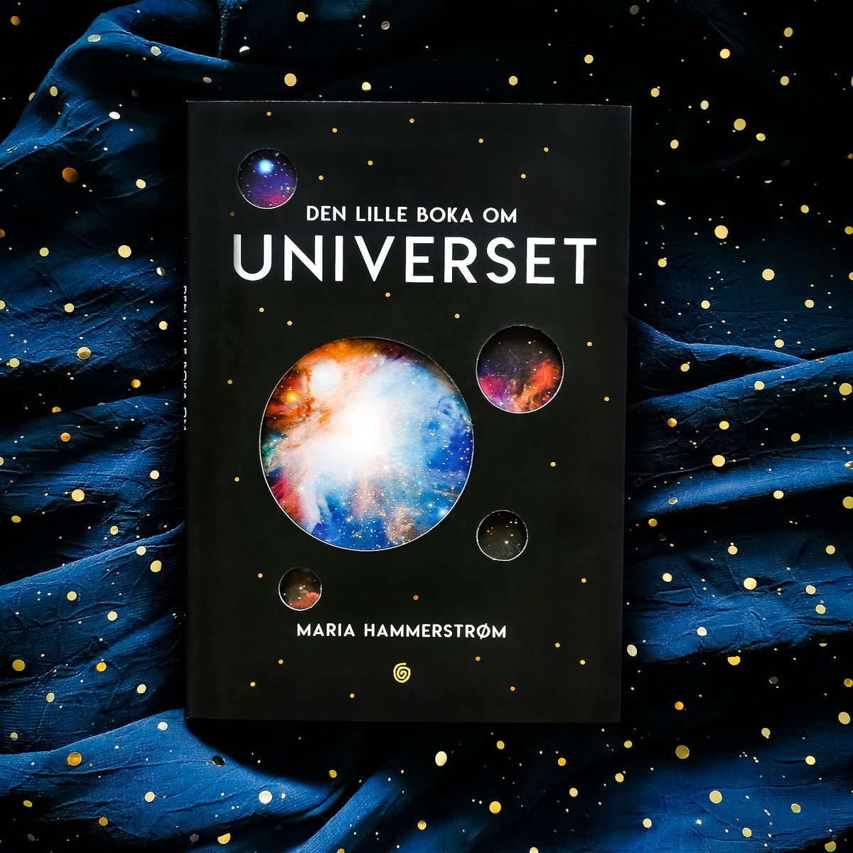 AstroMariaH's tweet image. Trenger du julegave eller lesestoff til jula? 🎅 
"Den lille boka om universet" kan du få kjøpt signert og med hilsen fra meg, hvis du vil! Bare send en e-post til hallo@astromaria.no ✨ 

Info om boka her: astromaria.no/den-lille-boka… 
#reklame #denlillebokaomuniverset