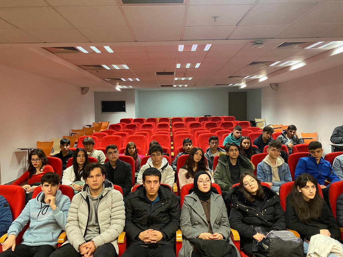 Pendik Alparslan Anadolu Lisesi öğrencileri Sütlüce Yerleşkemizde akademisyenlerimiz ile buluştu. Akademisyenlerimiz Doç. Dr. Ayşe Simin Kara, Dr. Öğr. Gör. Yasemin Bozkurt Kuş ve Arş. Gör. Beyza Çağla Şahin misafir öğrencilere bölümlerimiz ve imkanlarımız hakkında bilgi verdi.