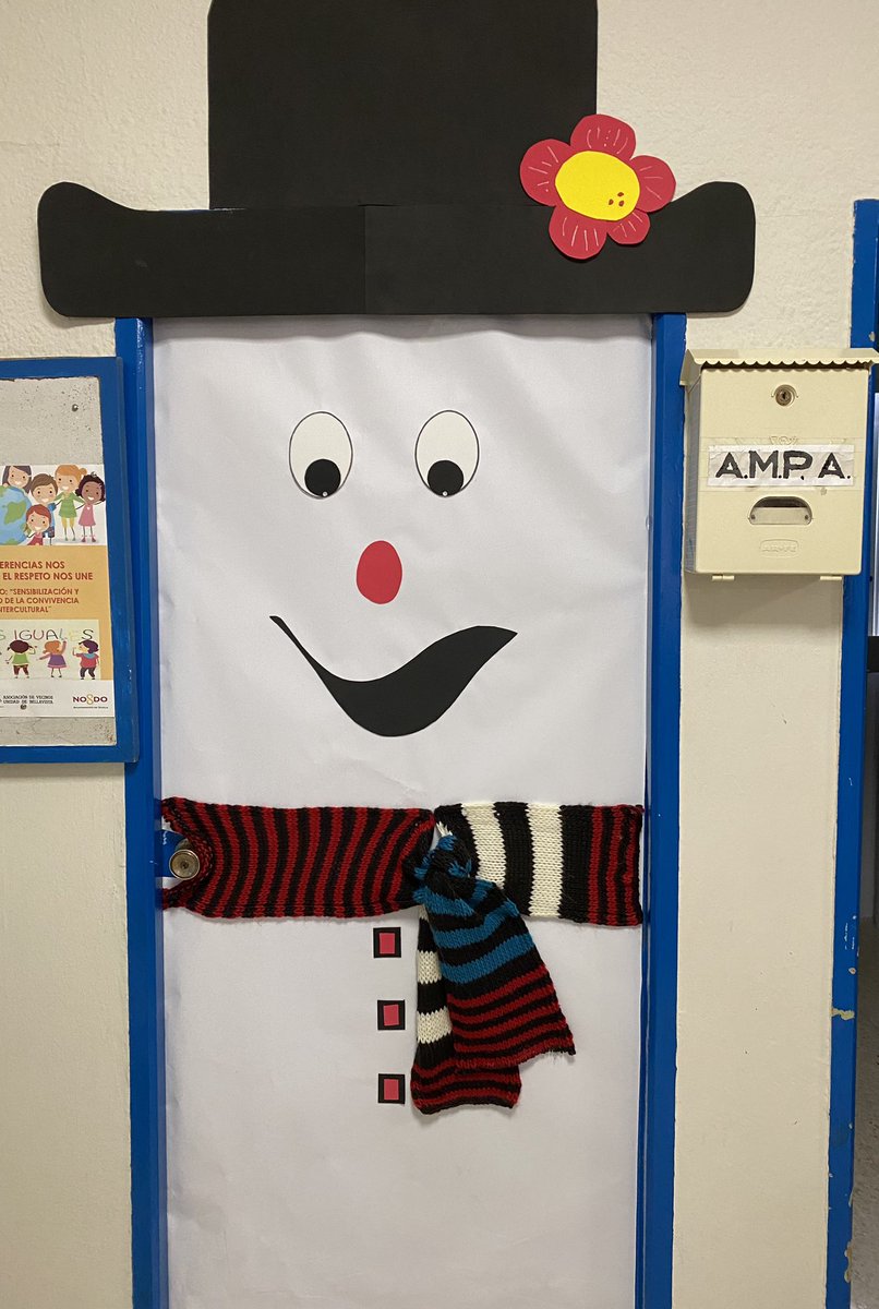 Queridas familias, ya llegó la navidad a nuestra oficina !!