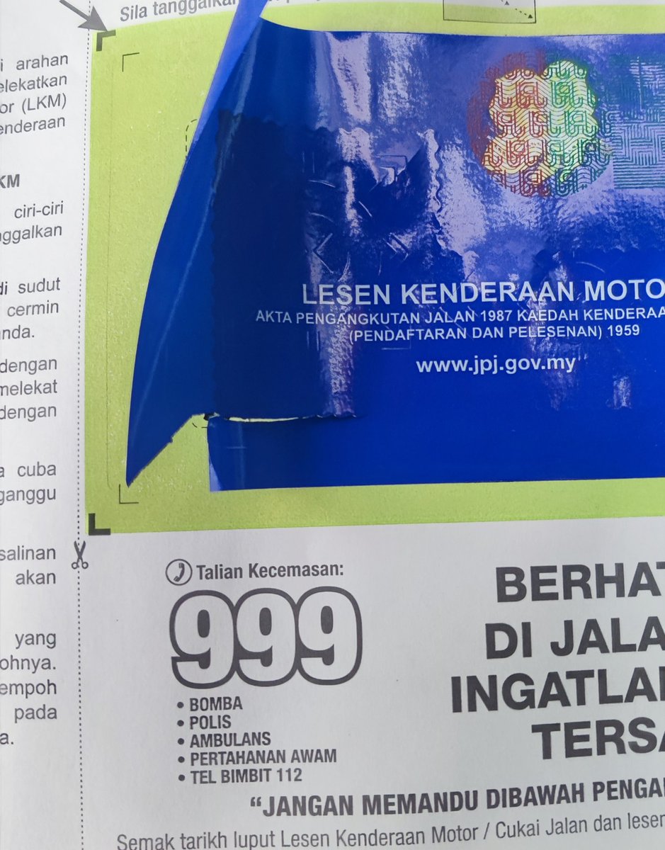 hellioz666's tweet photo. Mintak tolong @anthonyloke tengokkan lah sekali vendor bangang jpj ni. Baru bukak stiker roadtax dah koyak. Bodoh anjing. Menyusahkan seluruh pemilik kereta dekat malaysia. https://t.co/VSG7XJmHba