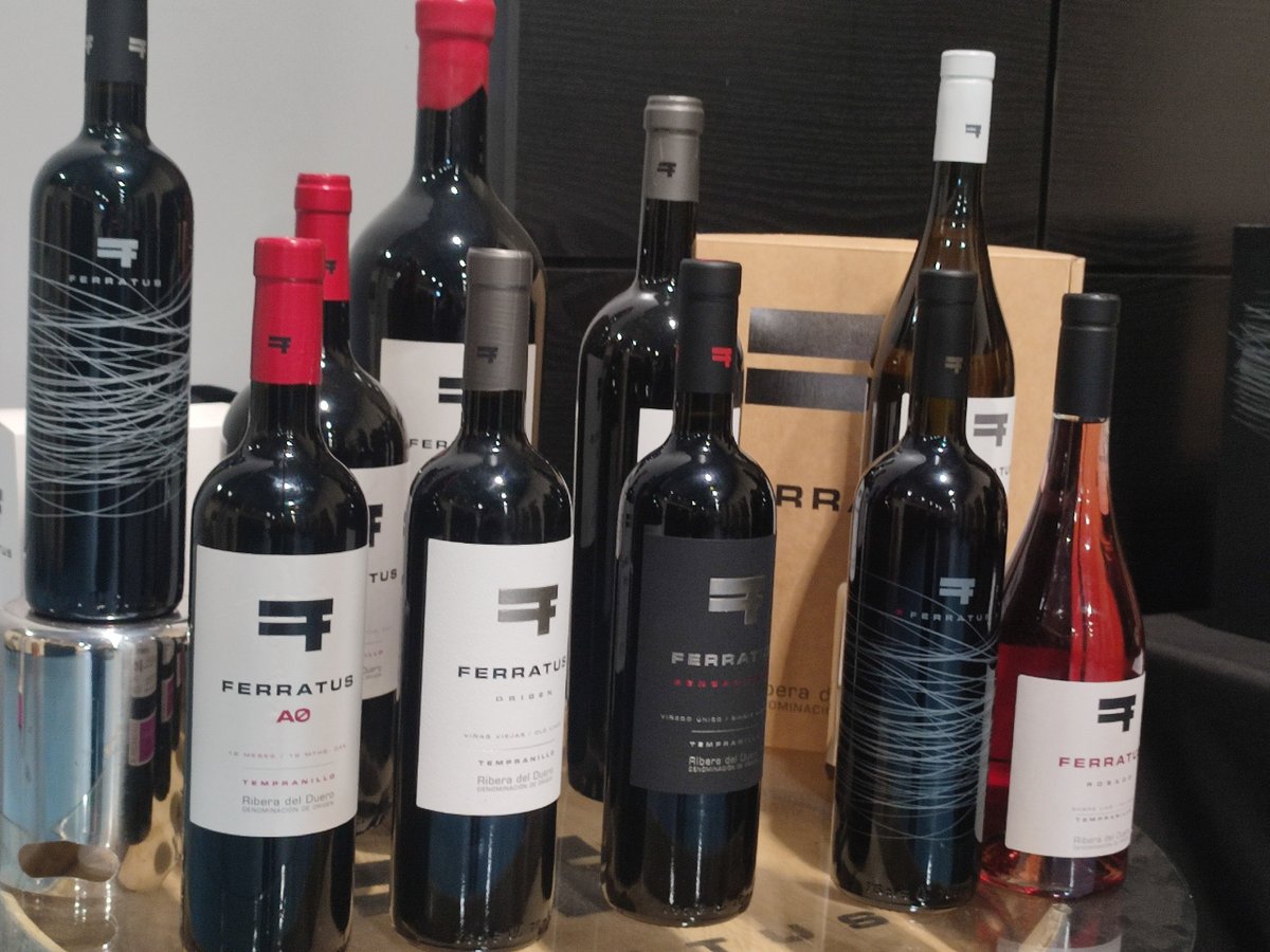 ferratusbodegas's tweet photo. Se acercan unas fechas en las que disfrutar de grandes vinos acompañados de tus seres queridos. En Ferratus queremos acompañarte con nuestra amplia gama 🍇 😉
#ferratus #mujerdelvino #navidades #riberadelduero #bodegasferratus #vinotinto #doriberadelduero #vinotinto https://t.co/CEcnuDZyoS