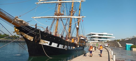 For more than 20 years, we have consigned all types of ships, ensuring the interests of the shipowner and the fluidity of port operations, so that their stay in port is as short as possible. The consignment of the VB Llevant de Boluda in Valencia this summer is an example.