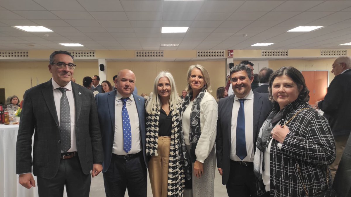 COAFHuelva's tweet photo. 🗣😊🫂Hace días que comenzaron los almuerzos de empresas e instituciones y el COAF volvió a ser invitado por los compañeros en la Union Profesional, los/as amigos/as del #CoitiHuelva (Colegio de Ingenieros Técnicos Industriales) #Navidad2022 #Unionprofesional #AFColegiado #Huelva https://t.co/pKJsCYsIyt