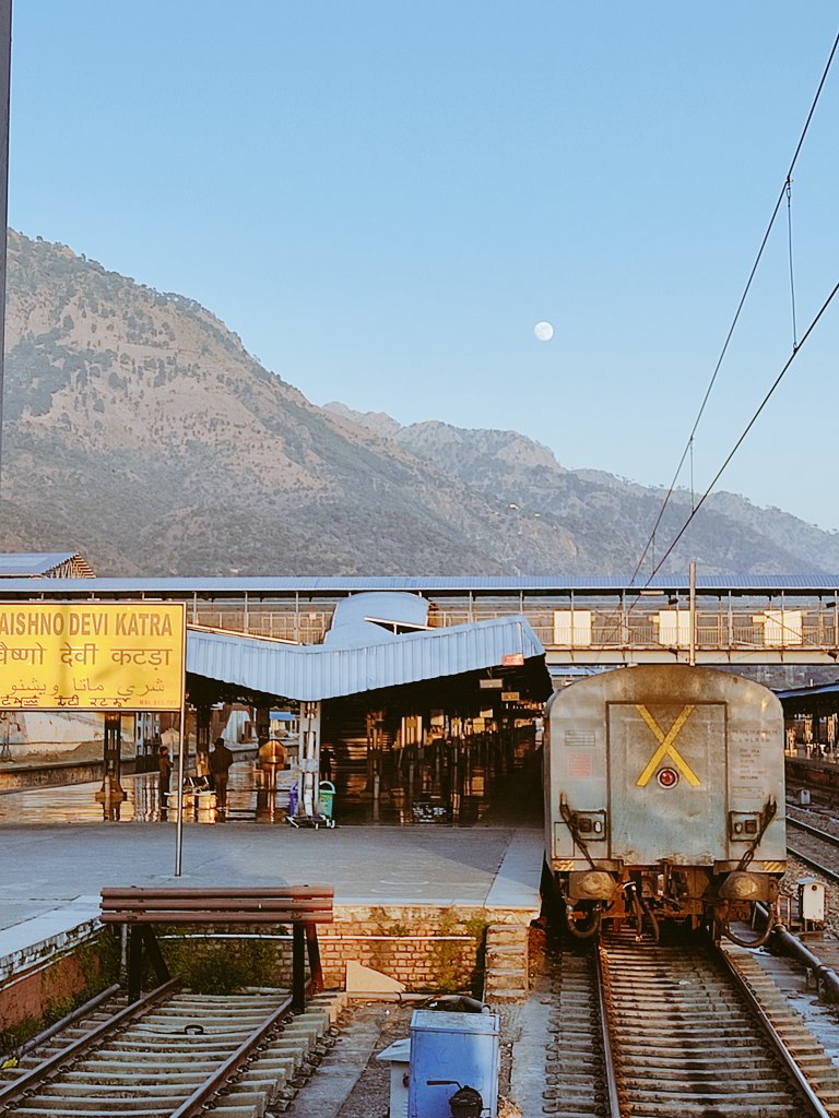 DaarMohsinAli's tweet photo. Beauty of #katrastation with moon https://t.co/arCLeEFYEk