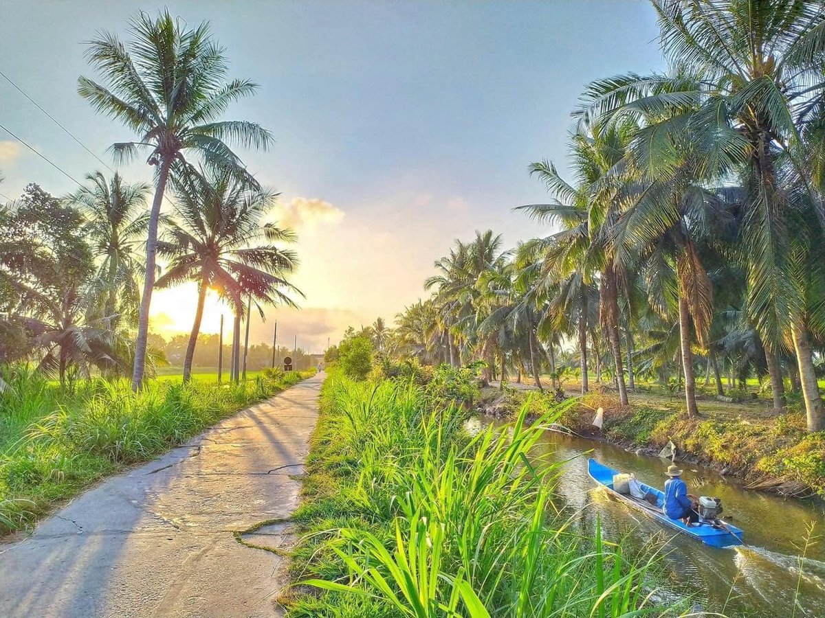Vietsense_'s tweet photo. With the 85-kilometre southbound journey from central Saigon, on a full-day venture, you will have a chance to get to know Ben Tre - a little off-the-beaten track town with small roads and bridges.
#bentre  #mekongdelta_1_day
#vietsensetravel https://t.co/FoD1WsjERl