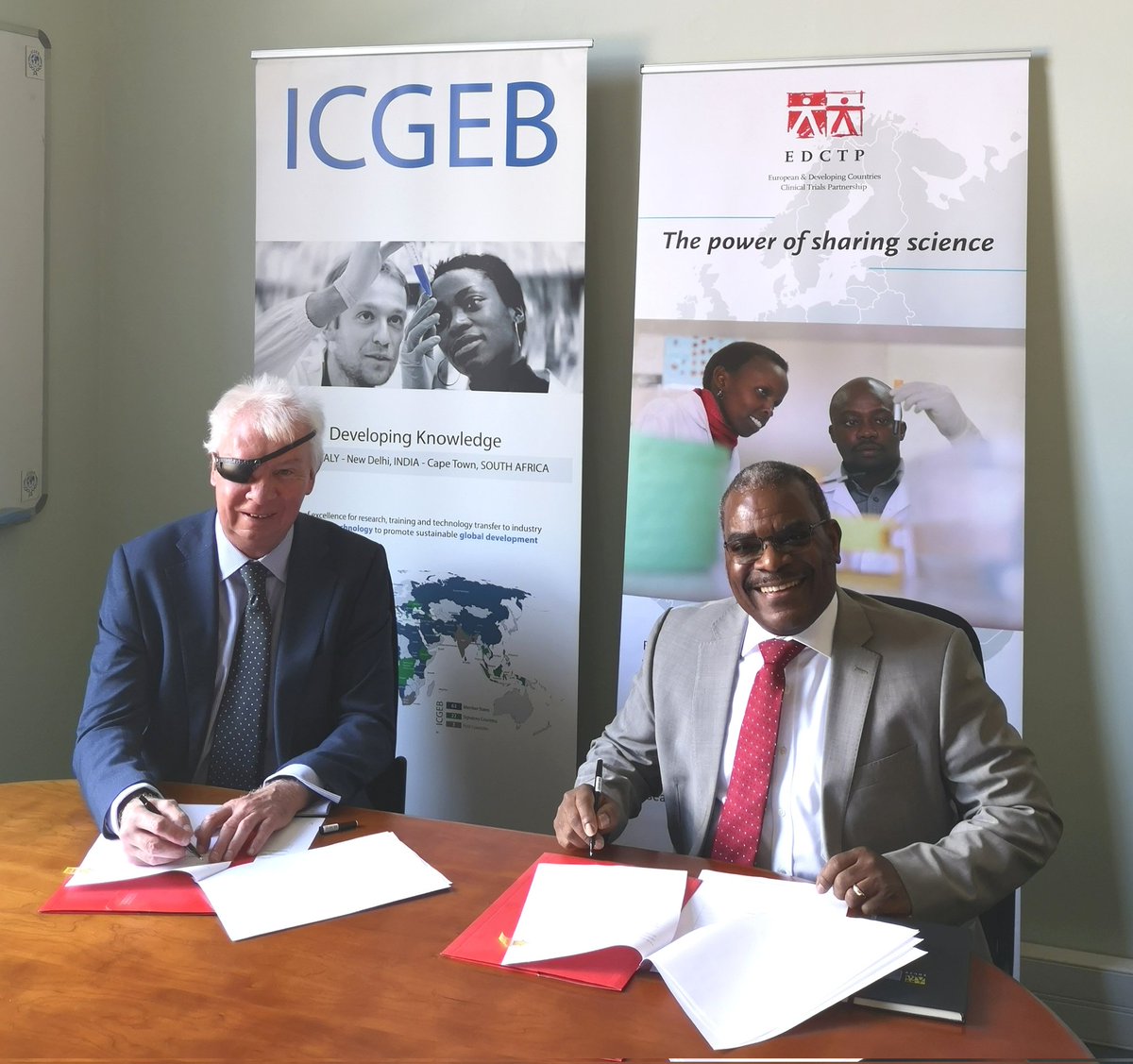 ICGEB's tweet photo. Today in #CapeTown @ICGEB &amp; @EDCTP signed the MoU, officially starting our partnership and strategic collaboration in areas of mutual interest 🤝 #Sciencefordevelopment #ICGEB #EDCTP https://t.co/ZXhJf7D9tE