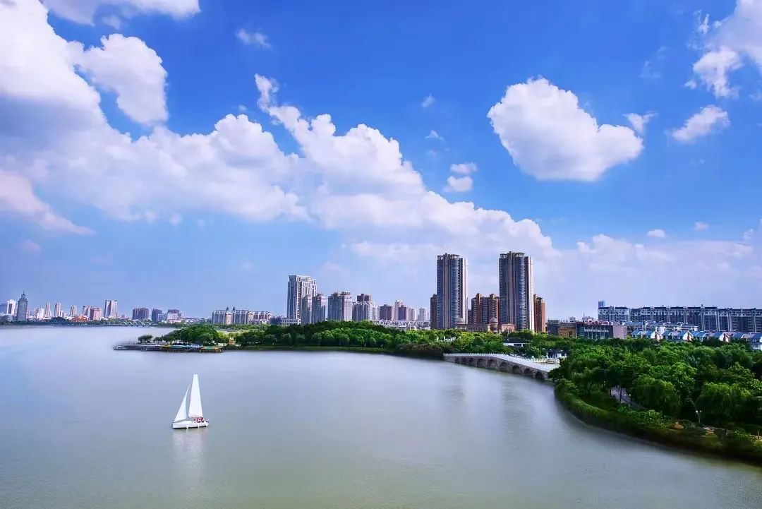 WuxiCity's tweet photo. Two county-level cities in #Wuxi, Yixing, and Jiangyin, were recently listed as part of the top 100 counties and cities in China in 2022 for their comprehensive tourism competitiveness. Better go for a look when you're in the city! https://t.co/VHe74MjywJ