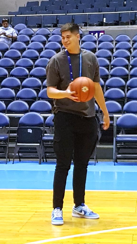 Some1 in the house!Flying soon? 🦅🏀