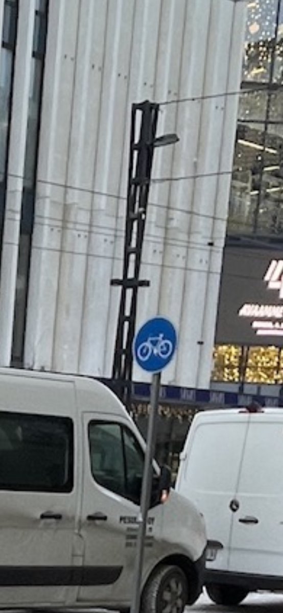 Kolme taksia ja mattopesulan auto mahtuivat yhteen kuvaan. Tämä sininen liikennemerkki tarkoittanee taksitolppaa. <a href="/Tamperekaupunki/">Tampereen kaupunki</a> ? #pyöräilijäntampere