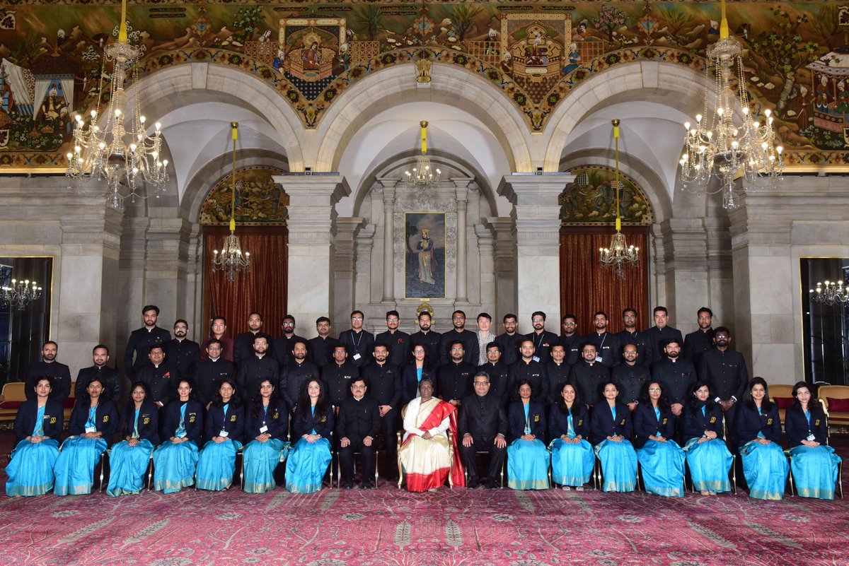 rashtrapatibhvn's tweet photo. Officers/Officer Trainees of IRS, IPS, IPoS, IRAS and IRRS called on President Droupadi Murmu at Rashtrapati Bhavan.

Details: https://t.co/XOwvYeP6HV https://t.co/IyjBTQJATi