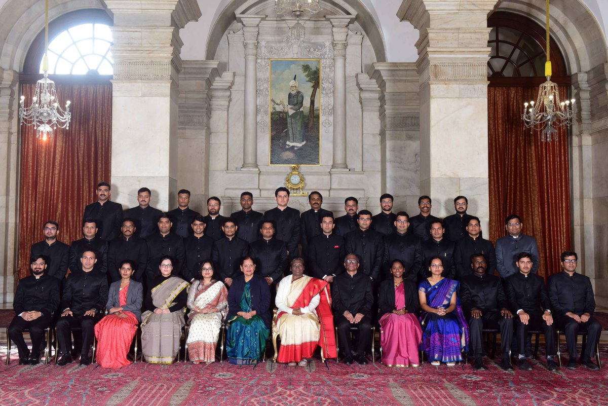 rashtrapatibhvn's tweet photo. Officers/Officer Trainees of IRS, IPS, IPoS, IRAS and IRRS called on President Droupadi Murmu at Rashtrapati Bhavan.

Details: https://t.co/XOwvYeP6HV https://t.co/IyjBTQJATi