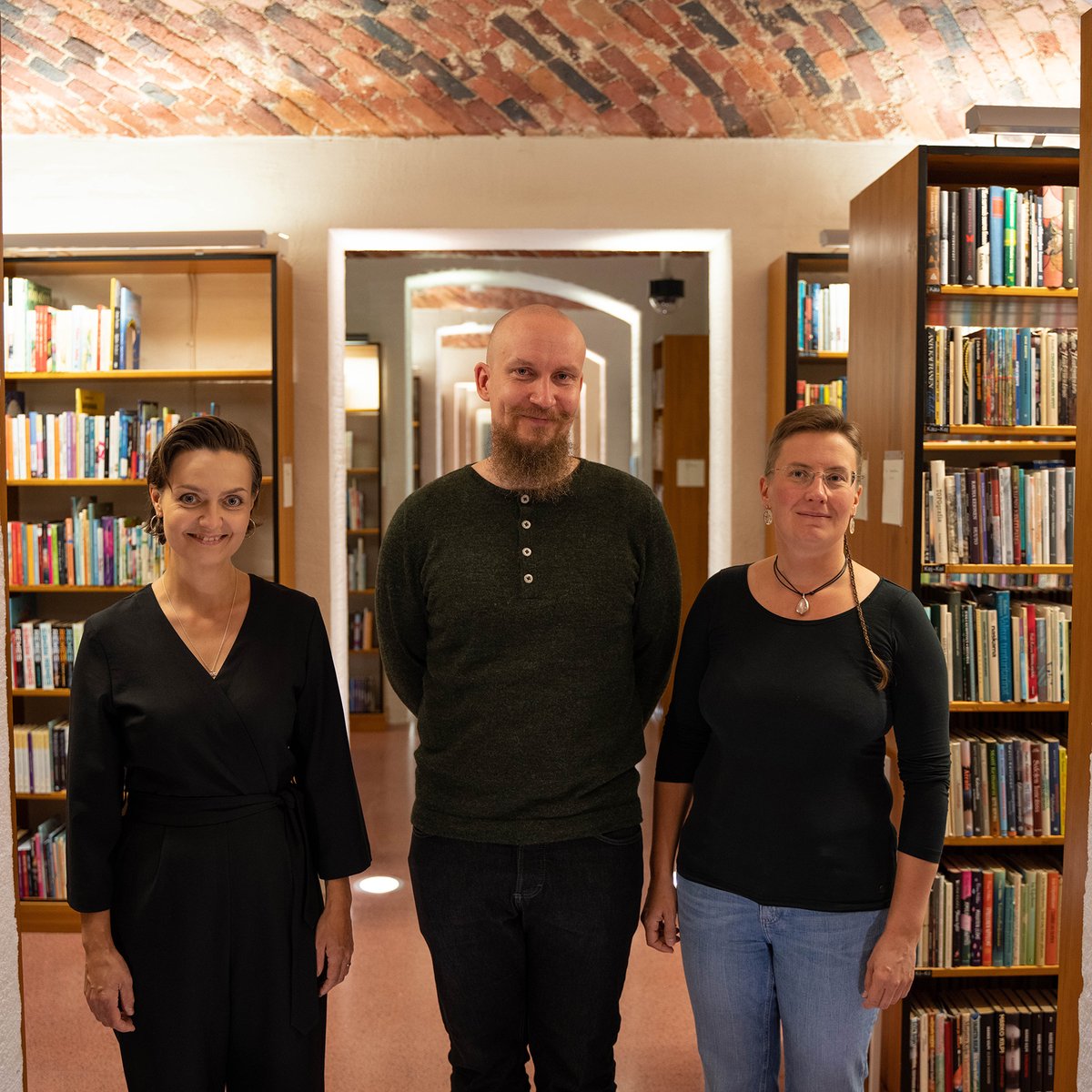 #Keskustelemuksia-podcastin tuoreessa jaksossa syvennymme muistitietotutkimukseen! Muistitietotutkimuksen paikka -kirjan toimittajat @ulla_savolainen ja <a href="/rtaavetti/">Dr. Riikka Taavetti</a> avaavat jaksossa muistitietotutkimuksen uusia suuntauksia ja muistamisen problematiikkaa. finlit.fi/fi/ajankohtais…