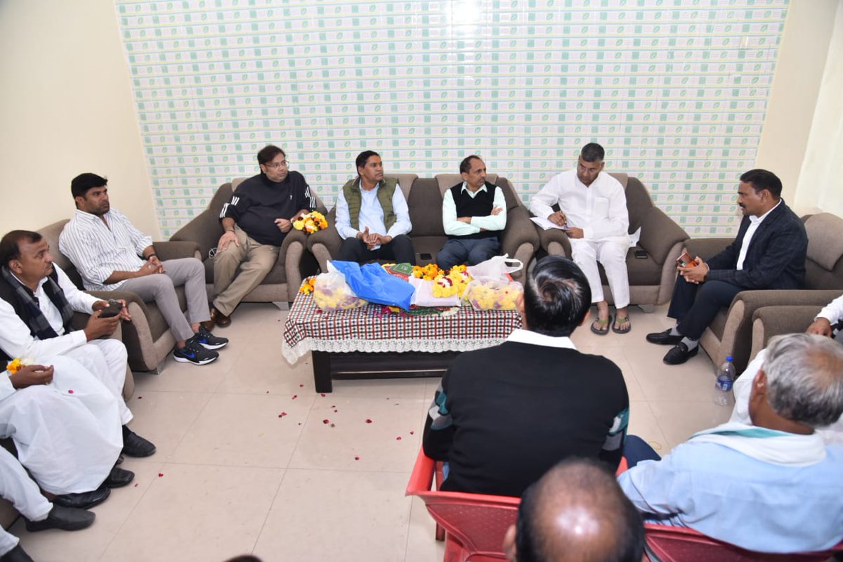 Ramesh Meena (@rameshmeena63) on Twitter photo सवाई माधोपुर में भारत जोड़ो यात्रा की तैयारियों को लेकर कांग्रेस पदाधिकारियों एवं कार्यकर्ताओं के साथ बैठक की। बैठक में यात्रा को सफल बनाने को लेकर चर्चा हुई। इस दौरान पीडब्ल्यूडी मंत्री <a href="/bhajanlaljatav/">Bhajanlal Jatav</a> जी एवं मुख्यमंत्री सलाहकार <a href="/danishabrar2016/">Danish Abrar</a> भी मौजूद रहे।
#BharatJodaYatra सवाई माधोपुर में भारत जोड़ो यात्रा की तैयारियों को लेकर कांग्रेस पदाधिकारियों एवं कार्यकर्ताओं के साथ बैठक की। बैठक में यात्रा को सफल बनाने को लेकर चर्चा हुई। इस दौरान पीडब्ल्यूडी मंत्री <a href="/bhajanlaljatav/">Bhajanlal Jatav</a> जी एवं मुख्यमंत्री सलाहकार <a href="/danishabrar2016/">Danish Abrar</a> भी मौजूद रहे।
#BharatJodaYatra